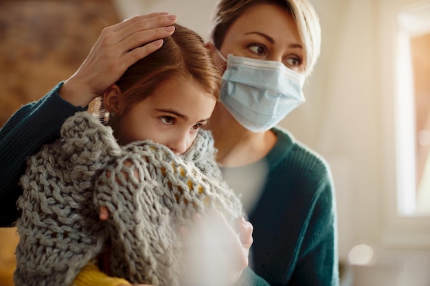 Gratis foto ziek klein meisje en haar moeder thuis tijdens de pandemie van het coronavirus