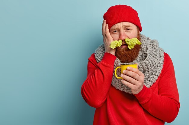 Gratis foto zieke man in warme kleren met kop