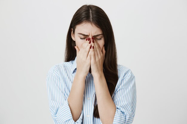 Zieke vrouw die in de handpalmen hoest of niest