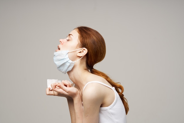 Zieke vrouw griepinfectie virus gezondheidsproblemen lichte achtergrond