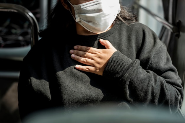 Zieke vrouw in een masker met ademhalingsmoeilijkheden tijdens coronavirus-pandemie