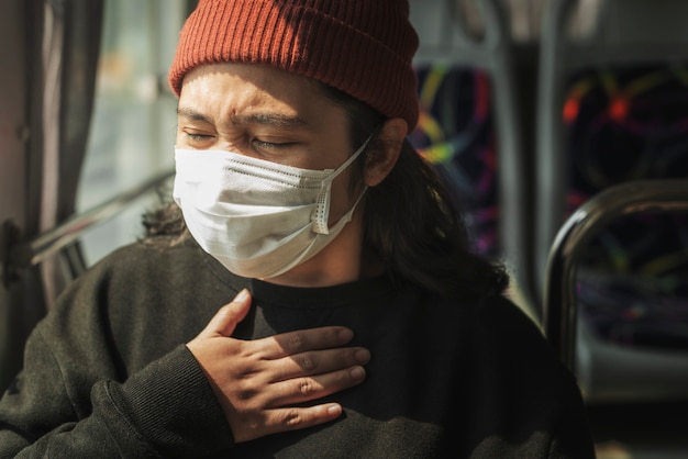 Zieke vrouw in een masker met ademhalingsmoeilijkheden tijdens coronavirus-pandemie