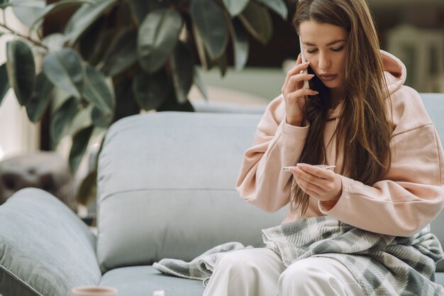 Zieke vrouw met hoofdpijn om thuis te zitten