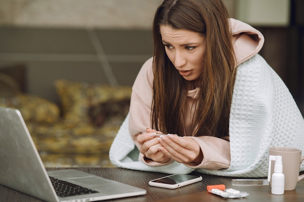 Zieke vrouw met hoofdpijn om thuis te zitten