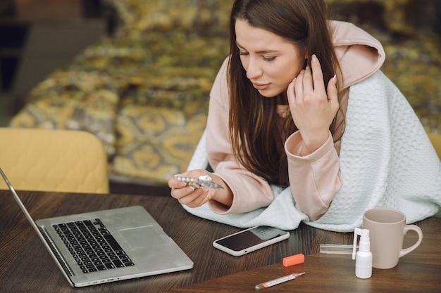 Zieke vrouw met hoofdpijn om thuis te zitten