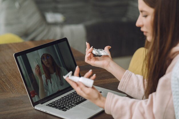 Zieke vrouw met hoofdpijn om thuis te zitten