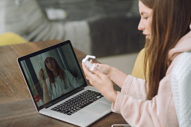 Zieke vrouw met hoofdpijn om thuis te zitten