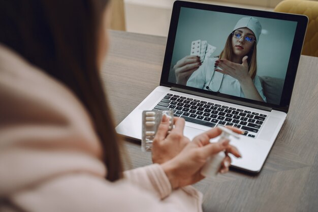 Zieke vrouw met hoofdpijn om thuis te zitten