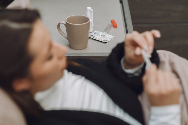 Zieke vrouw met hoofdpijn om thuis te zitten