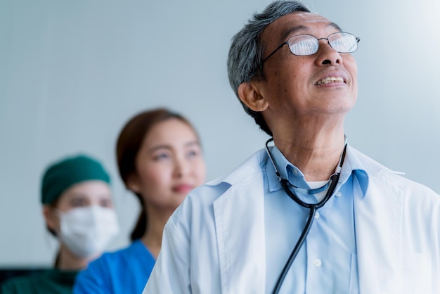 Ziekenhuisarts en verpleegster succesvol teamwork aziatische deskundige persoon glimlacht van geluk en zelfverzekerd met kliniekachtergrond