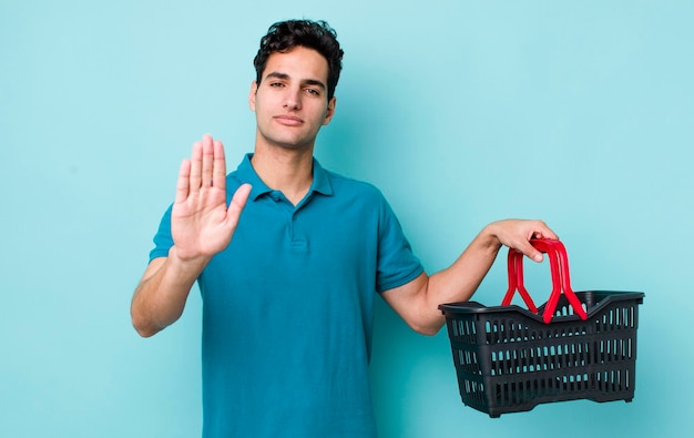 ziet er serieus uit met open handpalm die een stopgebaar maakt