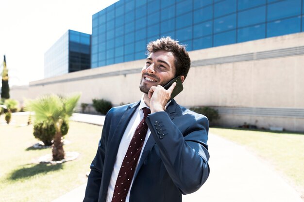 Zijaanzicht advocaat praten aan de telefoon