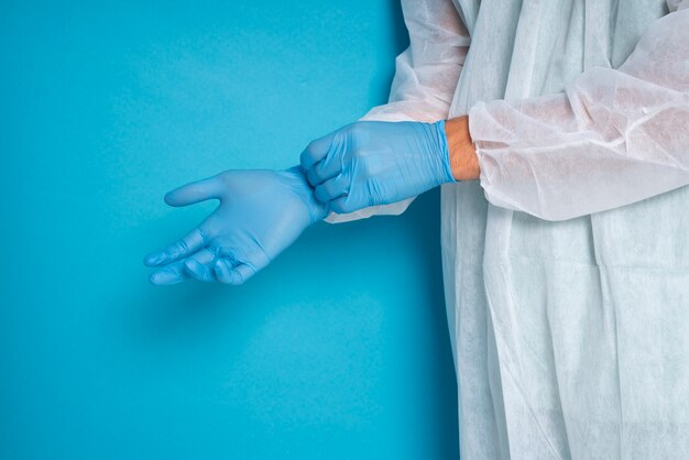 Zijaanzicht arts handschoenen aandoen