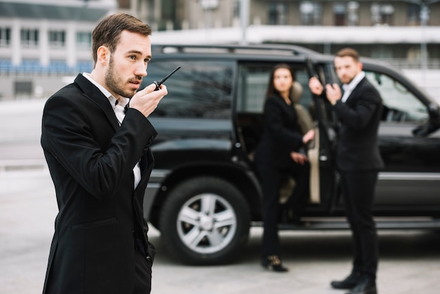 Gratis foto zijaanzicht beveiliging mannen aan het werk