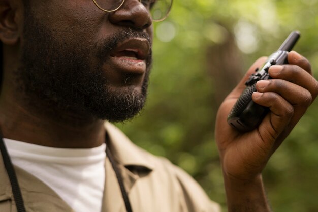 Zijaanzicht boswachter met walkie talkie