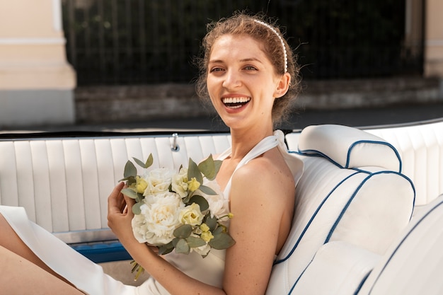 Zijaanzicht bruid met bloemen