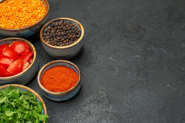 Zijaanzicht close-up linzen een smakelijk linzen kruiden tomaten zwarte peper kruiden