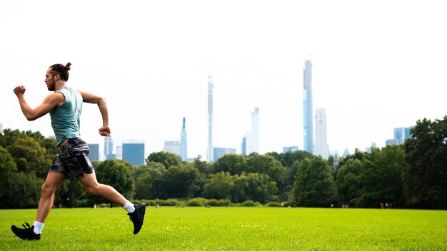 Zijaanzicht dat van atleet met exemplaarruimte loopt