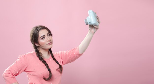 Zijaanzicht dat van vrouw selfie met camera neemt