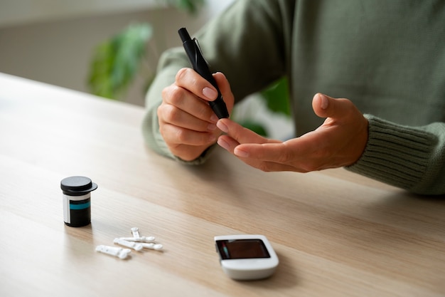 Zijaanzicht diabetesvrouw die haar glucoseniveau controleert