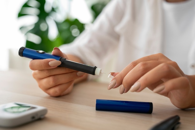 Gratis foto zijaanzicht diabetesvrouw die haar glucoseniveau controleert