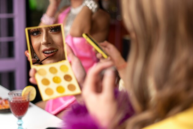 Zijaanzicht drag queen die make-up opdoet
