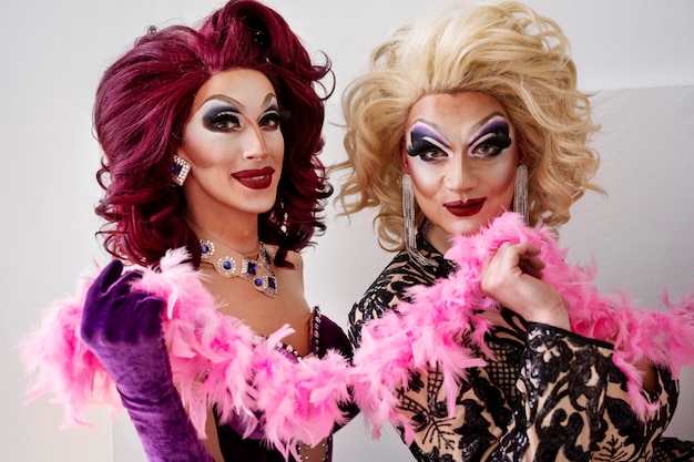 Zijaanzicht drag queens samen poseren