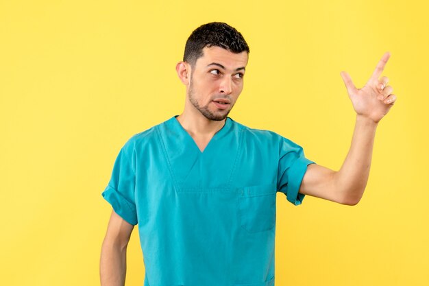 Zijaanzicht een dokter Een dokter zegt dat een nieuw vaccin tegen coronavirus effectief is