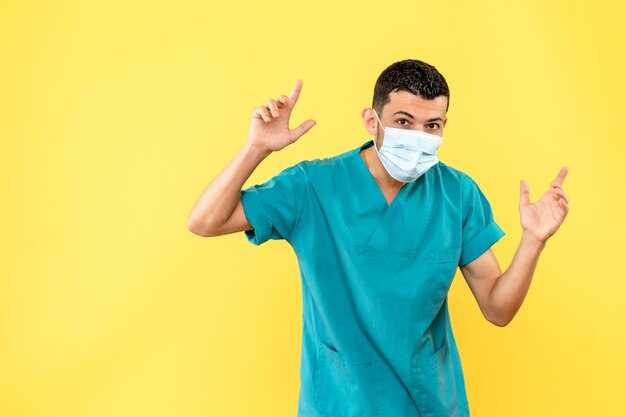 Zijaanzicht een dokter met masker een dokter draagt een medisch masker vanwege de COVID-pandemie