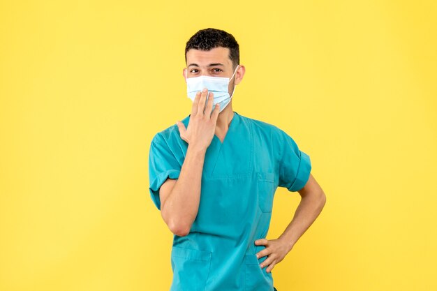 Zijaanzicht een dokter met masker Een dokter weet dat het belangrijk is om maskers te dragen