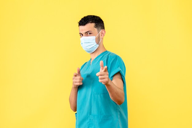 Zijaanzicht een dokter met masker Een dokter weet wat hij moet doen tijdens een coronavirus-pandemie