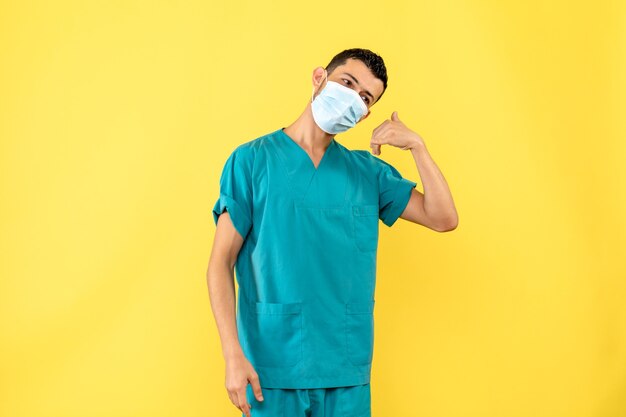 Zijaanzicht een dokter met masker. Een dokter zegt dat je een ambulance moet bellen als je je slecht voelt