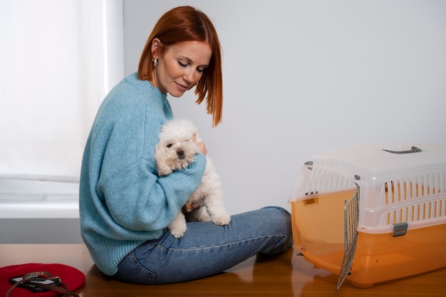 Zijaanzicht eigenaar met schattige hond