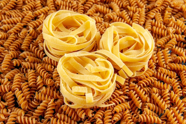 Zijaanzicht en hoge resolutie foto van verschillende rauwe Italiaanse pasta's op een rij