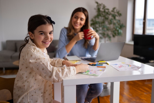 Gratis foto zijaanzicht familie zittend aan tafel