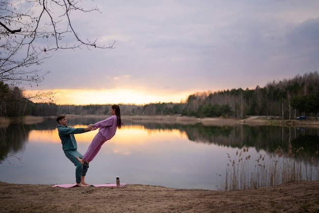 Gratis foto zijaanzicht fit paar training buitenshuis