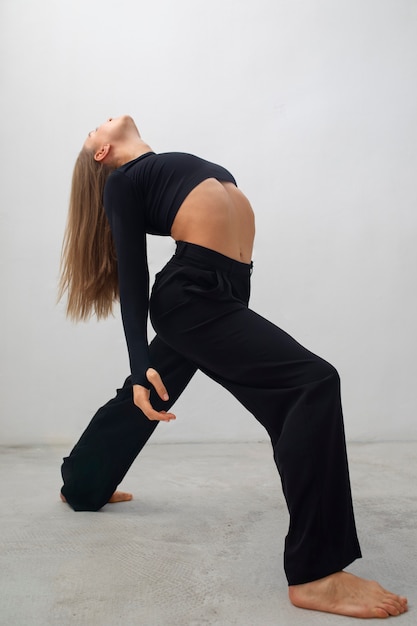 Zijaanzicht flexibel model poseren in studio