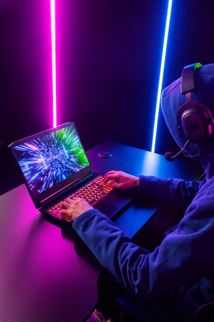 Zijaanzicht gamer die op laptop speelt