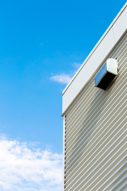 Zijaanzicht gebouw met blauwe hemel