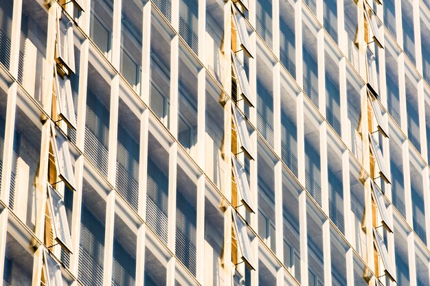 Zijaanzicht gebouw met geopende ramen