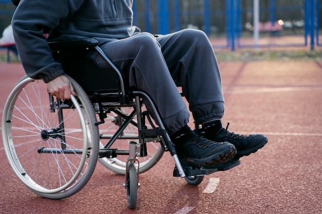 Zijaanzicht gehandicapte man in rolstoel