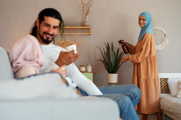 Zijaanzicht gelukkige islamitische familie thuis