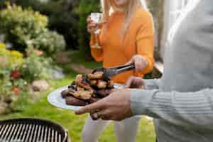 Gratis foto zijaanzicht gelukkige vrouwen die barbecue maken