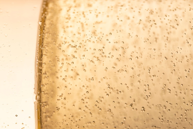 Gratis Foto zijaanzicht glas met champagne bubbels