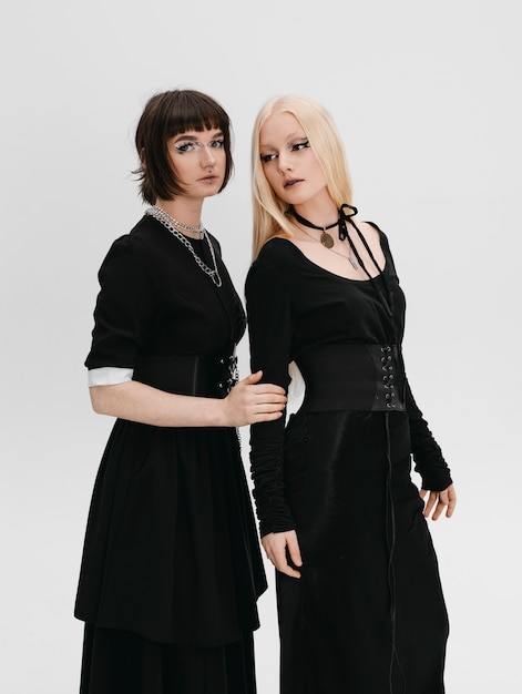 Gratis foto zijaanzicht gothic meisjes poseren in de studio