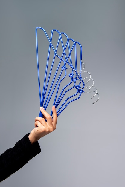 Gratis foto zijaanzicht hand met hangers