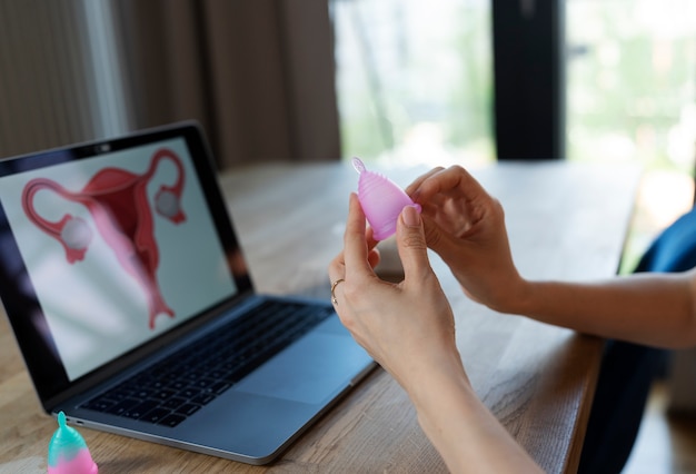 Zijaanzicht handen met menstruatiecup