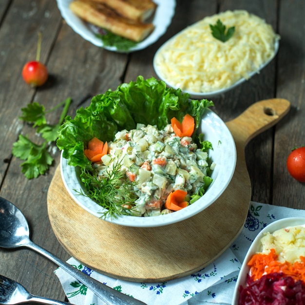 Zijaanzicht hoofdsalade op sla op het bord