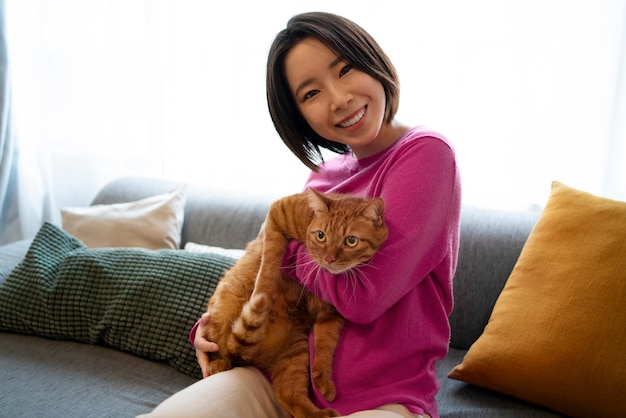Gratis foto zijaanzicht japanse vrouw met kat