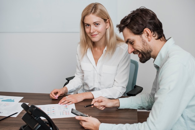 Zijaanzicht jobcollega's op de werkvloer